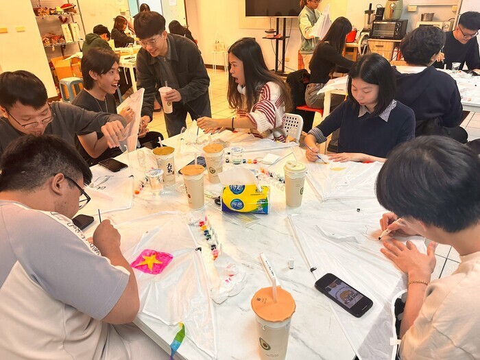 Everyone was fully engaged in the activity.圖片