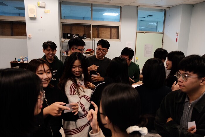 International and local students drew Taiwanese food cards separately, then described the food on their cards to find matching partners and form groups.圖片