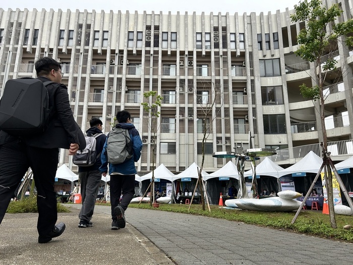 The large-scale career fair attracted 90 companies and offered approximately 3,000 job opportunities.圖片