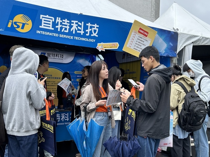 The large-scale career fair attracted 90 companies and offered approximately 3,000 job opportunities.圖片