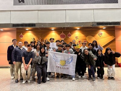 NUU International Volunteers Welcome Japanese KOSEN Students at the Airport