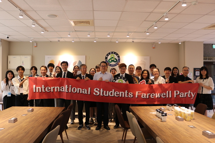 NUU and KMUTT administrators and faculty members pose for a group photo with the eight internship students at the project presentation.圖片